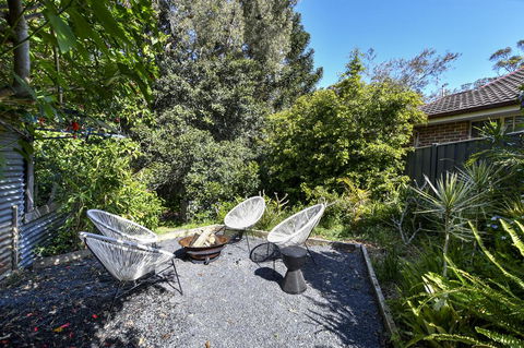 UMINA BEACH KOKOMO- Walk To The Beach, FAMILY And PET FRIENDLY Set Of 3 Vintage Original Holiday Flats & Vintage Caravan And Bat - Accommodation Port Macquarie 3