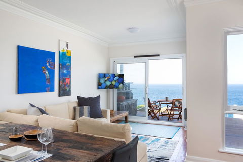 Unbelievable Clifftop Townhouse With Ocean Views - Accommodation Port Macquarie 1