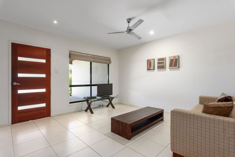 Unit 2 Rainbow Surf - Modern, Double Storey Townhouse With Large Shared Pool, Close To Beach And Shops - Accommodation Port Macquarie 2
