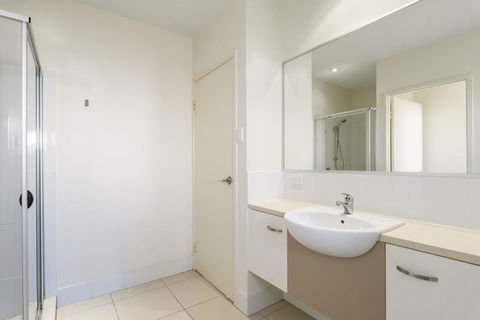 Unit 2 Rainbow Surf - Modern, Double Storey Townhouse With Large Shared Pool, Close To Beach And Shops - Accommodation Port Macquarie 3