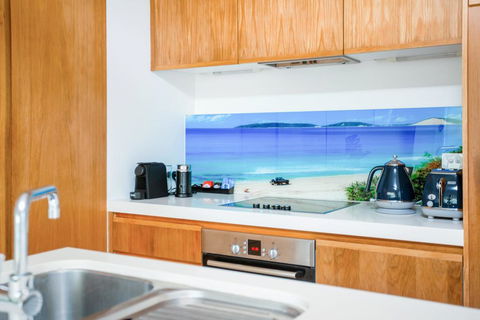 Unit 6 Plantation - Rainbow Beach, Plantation Resort, Ground Floor, Aircon, Pool, Spa - Accommodation Port Macquarie 2