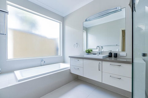 VIEWS FOREVER - INVERLOCH - Accommodation Port Macquarie 3