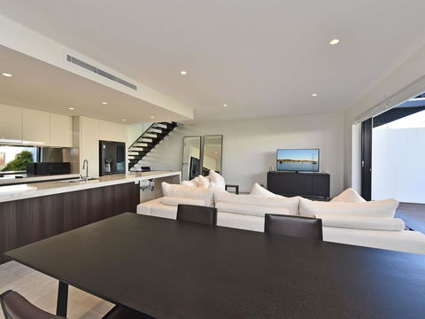 Villa Capri Waterside At Trinity Point - Accommodation Port Macquarie 3