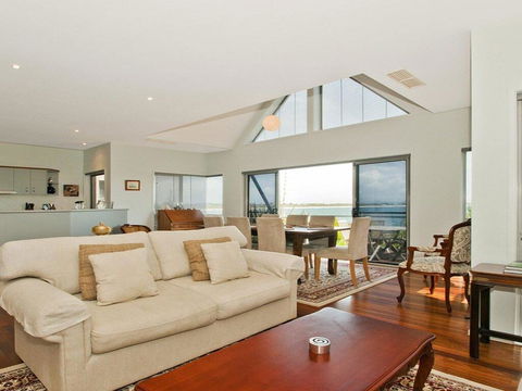 Villa Mer - Stylish Waterfront Accommodation - Accommodation Port Macquarie 0