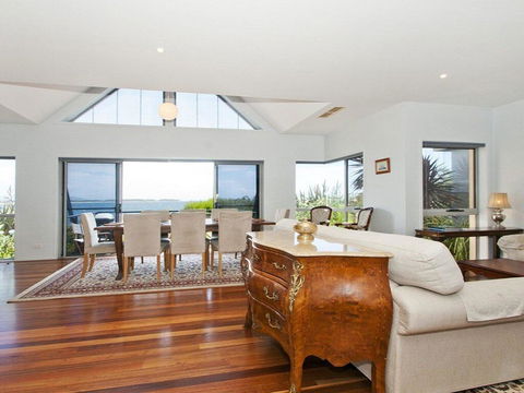 Villa Mer - Stylish Waterfront Accommodation - Accommodation Port Macquarie 3
