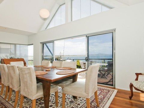 Villa Mer - Stylish Waterfront Accommodation - Accommodation Port Macquarie 2