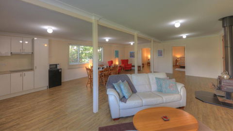 Village Stays Coldstream Gallery Bungalow - Accommodation Port Macquarie 3