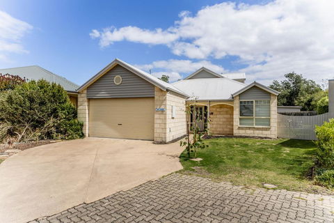 WALKIN ON SUNSHINE - STROLL TO BEACH BREAK - Accommodation Port Macquarie 0