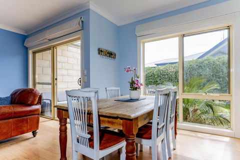 WALKIN ON SUNSHINE - STROLL TO BEACH BREAK - Accommodation Port Macquarie 1