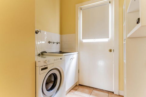 WALKIN' ON SUNSHINE - Accommodation Port Macquarie 3