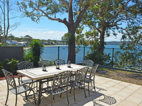 Wanda Magic' 19 Randall Drive - Beautiful Water Front House - Accommodation Port Macquarie 2