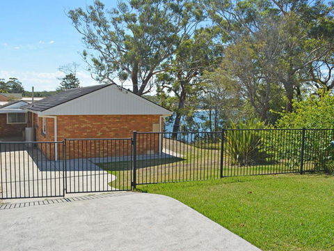 Wanda Magic' 19 Randall Drive - Beautiful Water Front House - Accommodation Port Macquarie 0