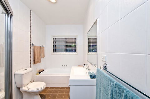 Wanda Point House - Tranquil, Elegant & Dog Friendly - Accommodation Port Macquarie 3