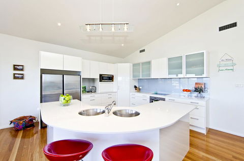 Wanda Point House - Tranquil, Elegant & Dog Friendly - Accommodation Port Macquarie 2