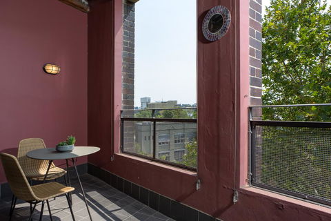 Warehouse Apartment With Balcony In Trendy Area - Accommodation Port Macquarie 3