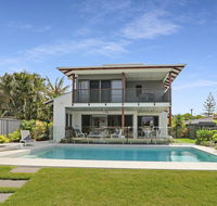WATERFRONT HOME BORDERING MOOLOOLABA - Accommodation Port Macquarie
