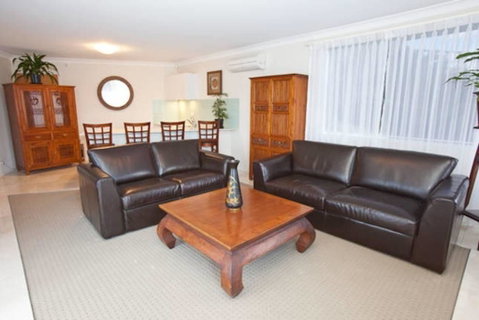 Waterfront On Manly Harbour - Accommodation Port Macquarie 2