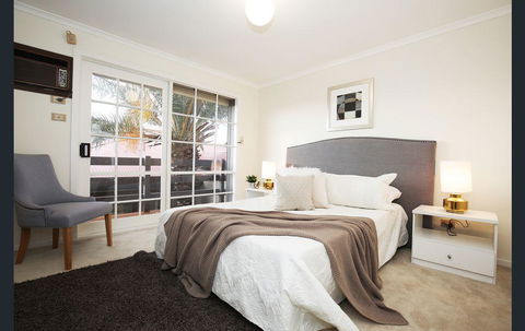 The Gallery Hours - Accommodation Port Macquarie 0