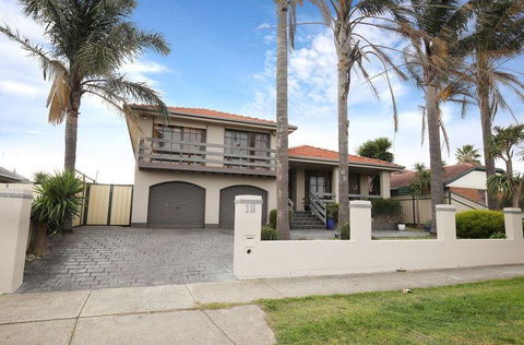 The Gallery Hours - Accommodation Port Macquarie 7