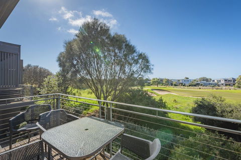 Stylish 3 Bedroom Townhouse - Free Parking - Accommodation Port Macquarie 13