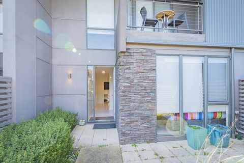 Stylish 3 Bedroom Townhouse - Free Parking - Accommodation Port Macquarie 0