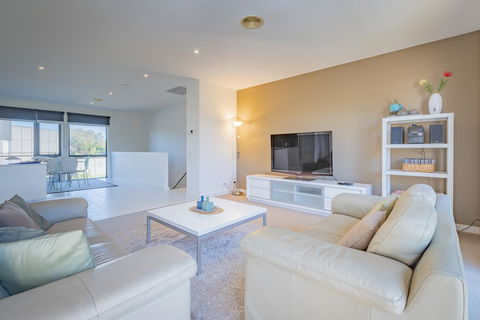Stylish 3 Bedroom Townhouse - Free Parking - Accommodation Port Macquarie 1