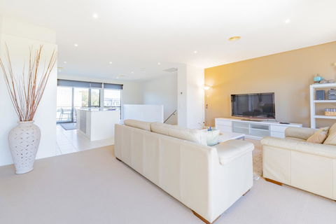 Stylish 3 Bedroom Townhouse - Free Parking - Accommodation Port Macquarie 4