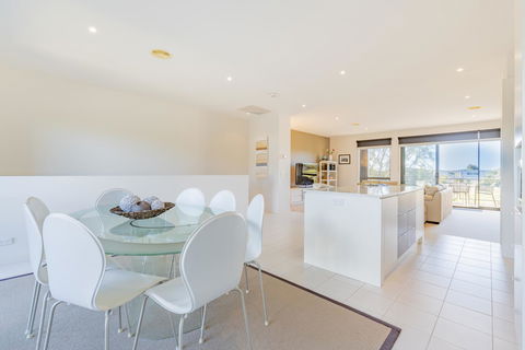 Stylish 3 Bedroom Townhouse - Free Parking - Accommodation Port Macquarie 14