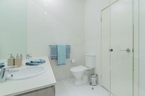 Stylish 3 Bedroom Townhouse - Free Parking - Accommodation Port Macquarie 18
