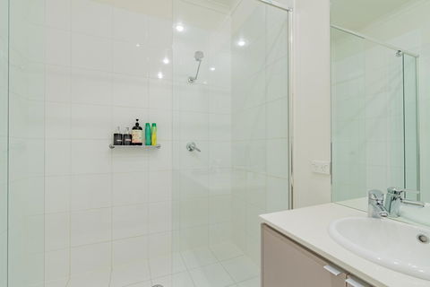 Stylish 3 Bedroom Townhouse - Free Parking - Accommodation Port Macquarie 17