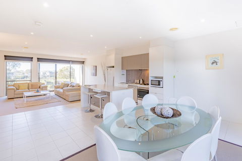 Stylish 3 Bedroom Townhouse - Free Parking - Accommodation Port Macquarie 2