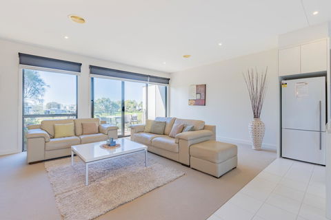 Stylish 3 Bedroom Townhouse - Free Parking - Accommodation Port Macquarie 16