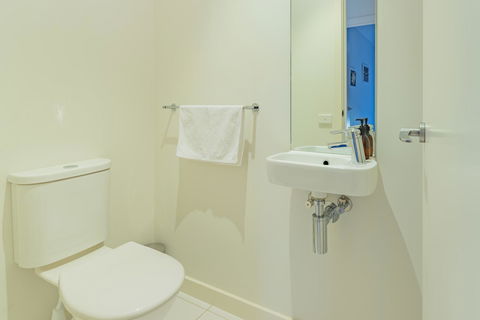 Stylish 3 Bedroom Townhouse - Free Parking - Accommodation Port Macquarie 22