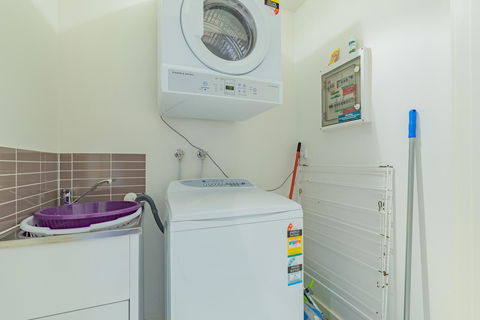 Stylish 3 Bedroom Townhouse - Free Parking - Accommodation Port Macquarie 21