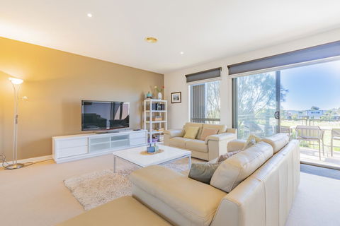 Stylish 3 Bedroom Townhouse - Free Parking - Accommodation Port Macquarie 9