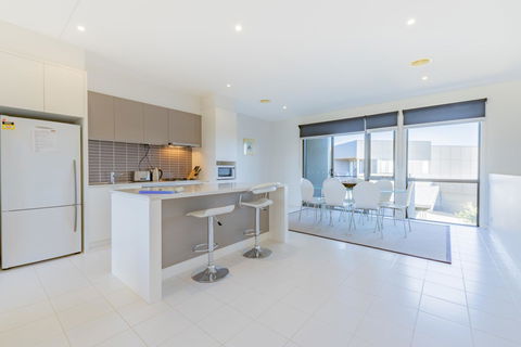 Stylish 3 Bedroom Townhouse - Free Parking - Accommodation Port Macquarie 3