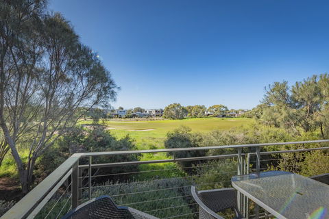 Stylish 3 Bedroom Townhouse - Free Parking - Accommodation Port Macquarie 12