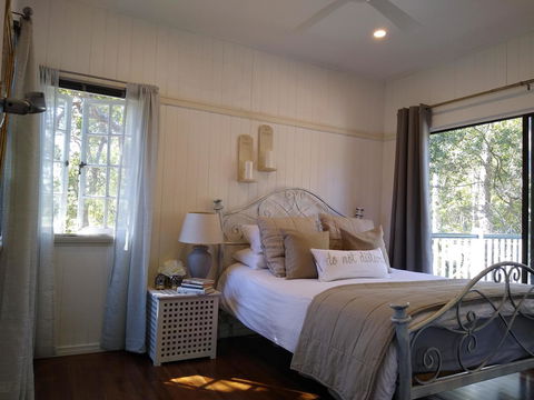 Lake Weyba Noosa Lodge & Kangaroos - Accommodation Port Macquarie 1