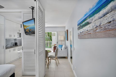 Palm Cove Paradise - Couples Spa Beach Getaway - Accommodation Port Macquarie 4