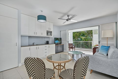 Palm Cove Paradise - Couples Spa Beach Getaway - Accommodation Port Macquarie 0