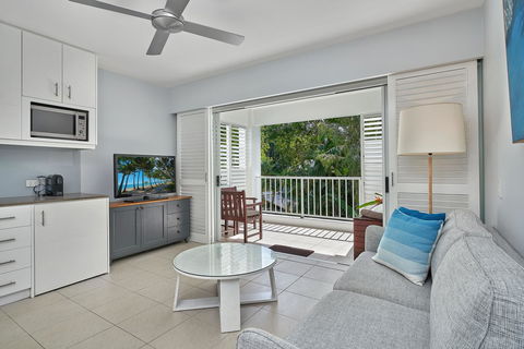 Palm Cove Paradise - Couples Spa Beach Getaway - Accommodation Port Macquarie 11