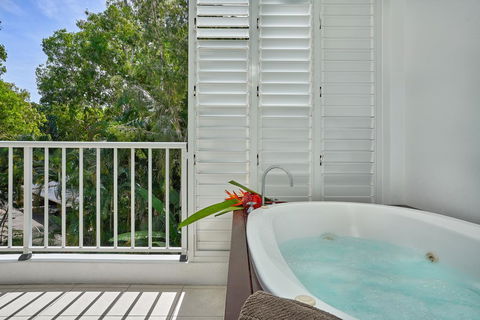 Palm Cove Paradise - Couples Spa Beach Getaway - Accommodation Port Macquarie 3