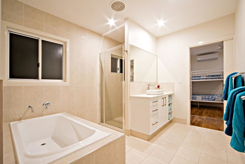 Whitsunday Luxury Homes - Accommodation Port Macquarie 24