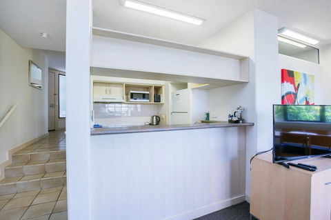 Tiki Hotel Apartments Surfers Paradise - Accommodation Port Macquarie 9