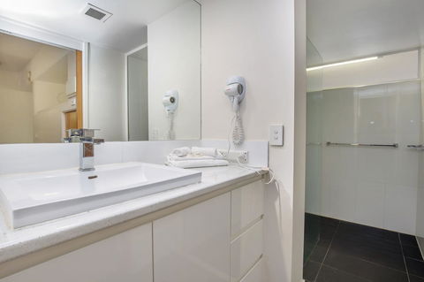 Tiki Hotel Apartments Surfers Paradise - Accommodation Port Macquarie 5