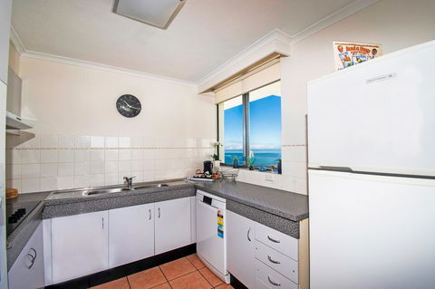 Seacrest Beachfront Apartments Surfers Paradise - Accommodation Port Macquarie 7