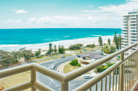 Seacrest Beachfront Apartments Surfers Paradise - Accommodation Port Macquarie 11