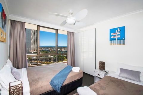 Seacrest Beachfront Apartments Surfers Paradise - Accommodation Port Macquarie 3