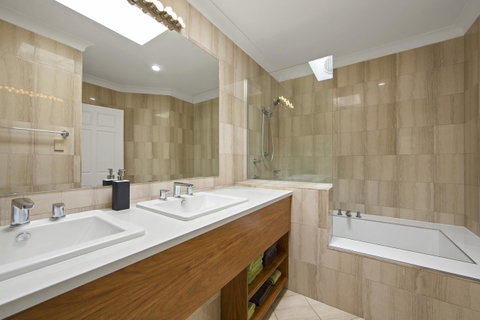 Montipora Unit 3 - In The Heart Of Airlie, Wi-fi And Netflix - Accommodation Port Macquarie 8