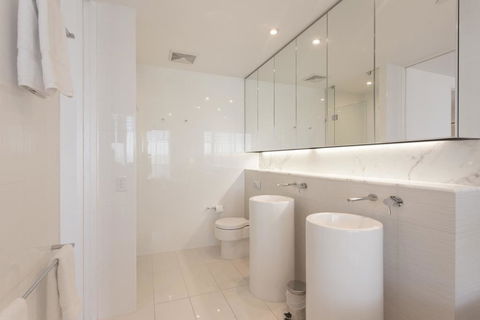 Luxury 3 Bedroom In Heart Of Broadbeach - Accommodation Port Macquarie 4